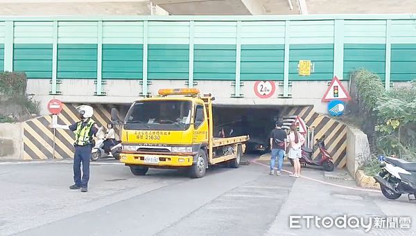 ▲桃園警方找來拖吊車以拖拉方式救出貨車，員警在兩端實施交管，避免交通阻塞。（圖／記者沈繼昌翻攝）