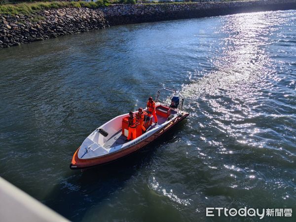 ▲▼快訊／外送員疑下海戲水「失蹤」！車還在台中港　救難人員急搜尋。（圖／記者鄧木卿翻攝）