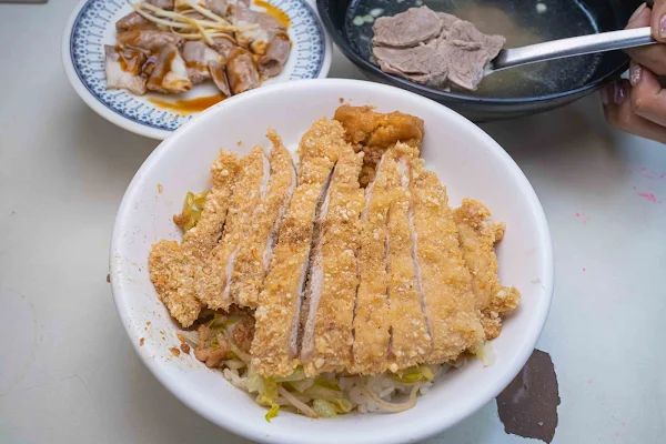 ▲▼員林40年的排骨飯老店，三間店的餐點一次享有。（圖／部落客美熊提供）