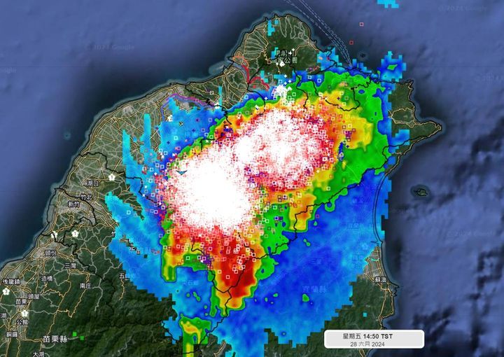 ▲▼午後雷雨狂轟，台北盆地、桃園的兩顆雷雨胞合併，每分鐘閃電訊號高達500次以上。（圖／天氣風險臉書，資料來源為台灣全方位閃電監測網）