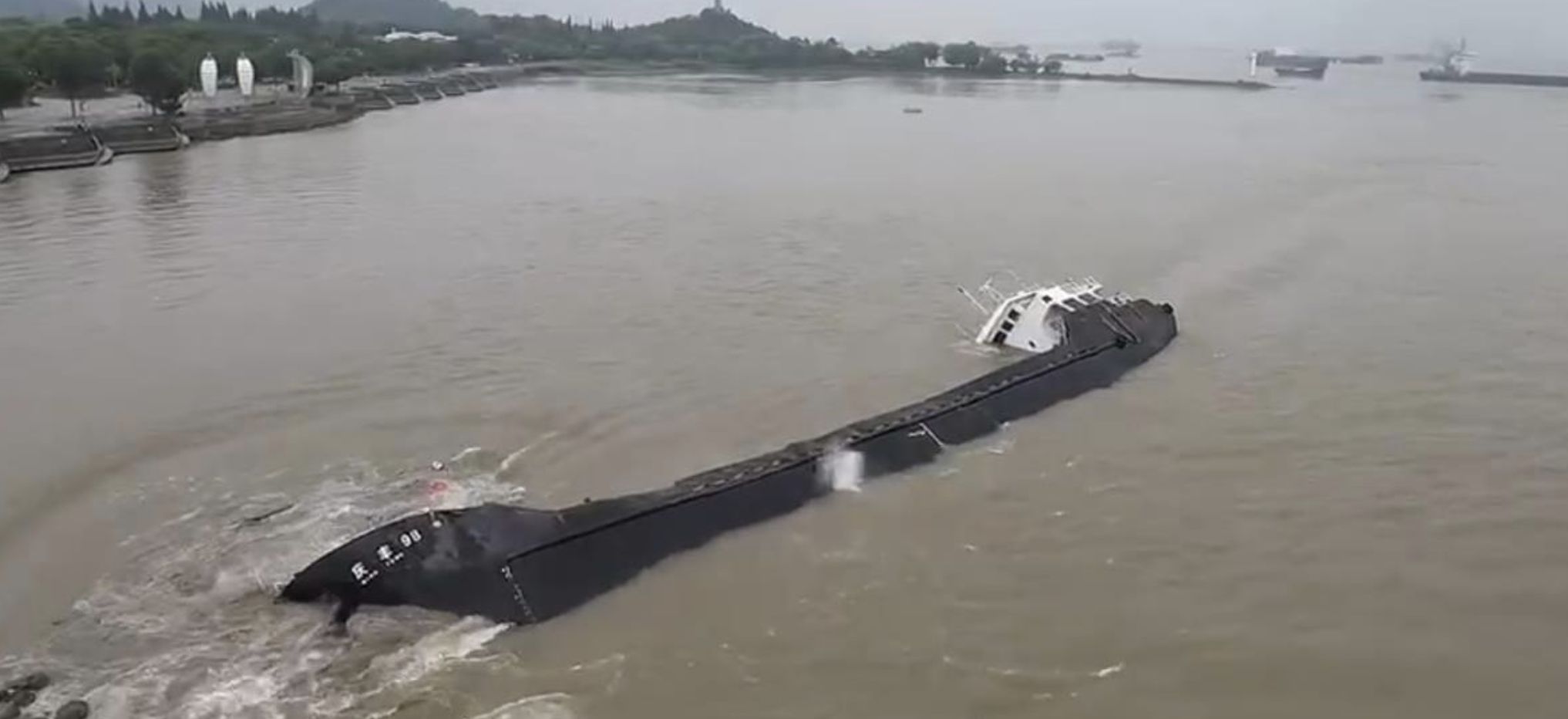 ▲南通長江水域兩艘貨輪撞擊後，一艘翻覆。（圖／翻攝極目新聞）