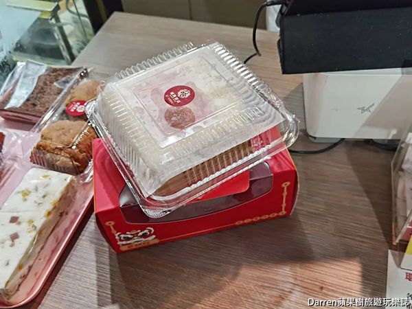 ▲▼建興餅店 不用燒可以吃的金紙蛋糕、金元寶麵包財源滾滾套組。（圖／部落客陳小可提供）