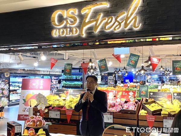 ▲台南市長黃偉哲28日抵達新加坡，與新加坡鎖定高端客群的冷藏公司(Cold Storage)旗下的連鎖超市，攜手宣布台南芒果正式上架。（圖／記者林東良翻攝，下同）