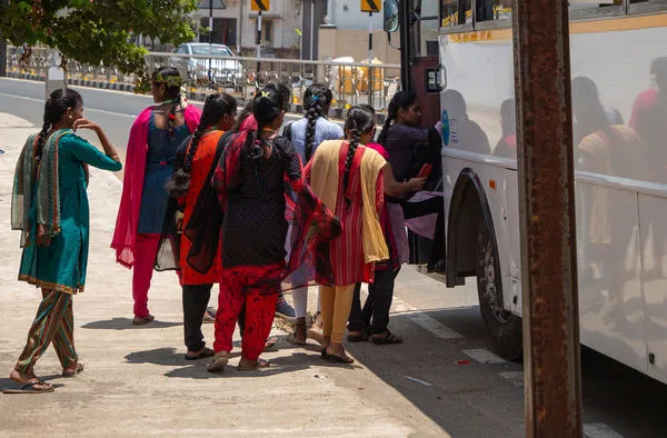 ▲▼印度泰米爾納德邦（Tamil Nadu），女性準備搭上前往富士康工廠的巴士。（圖／路透）