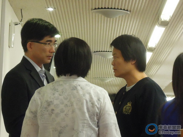 食藥署代理署長姜郁美與同仁討論記者會內容。（圖／記者賴于榛攝）