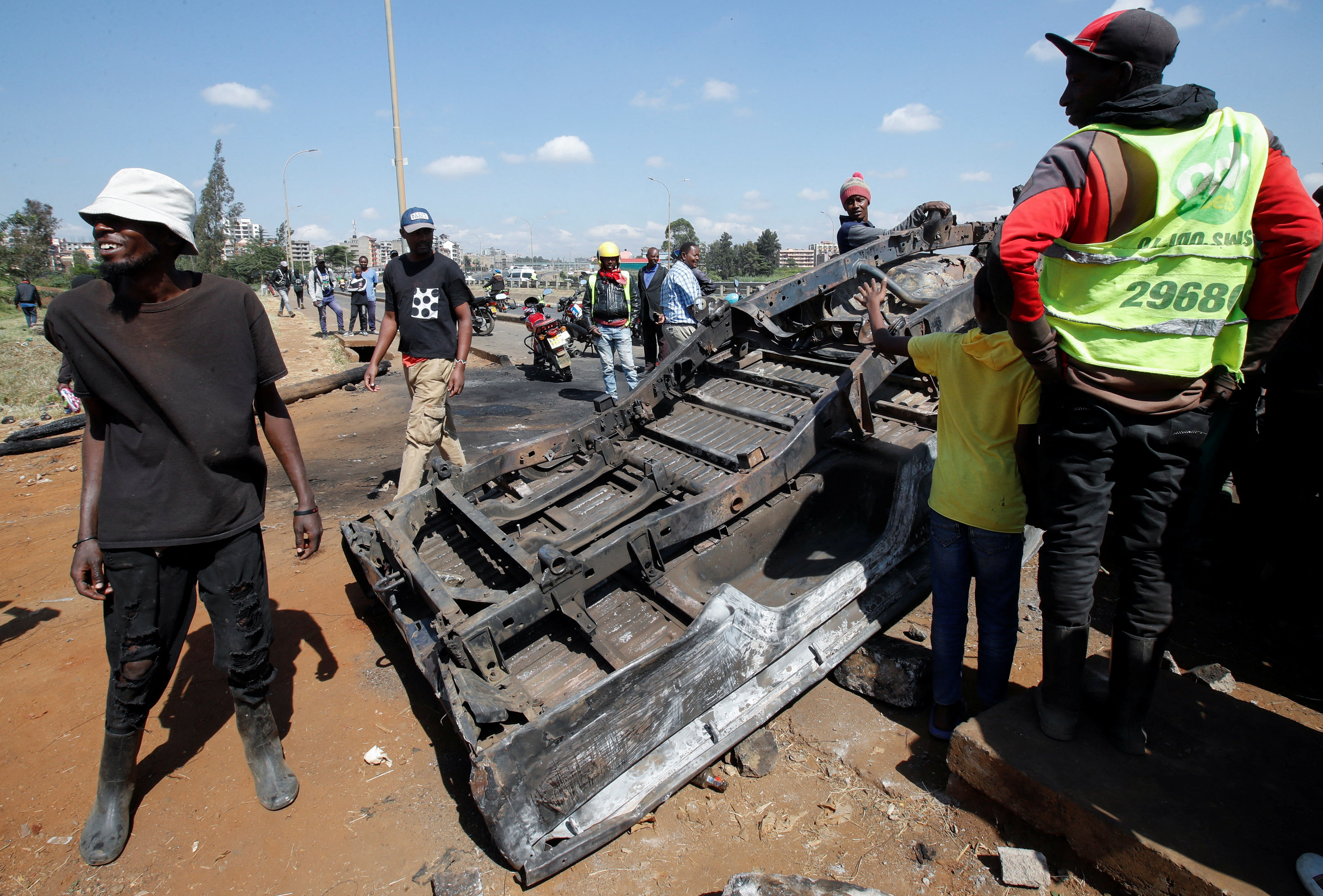 ▲▼肯亞首都奈洛比爆發示威，民眾燒毀警車。（圖／路透）