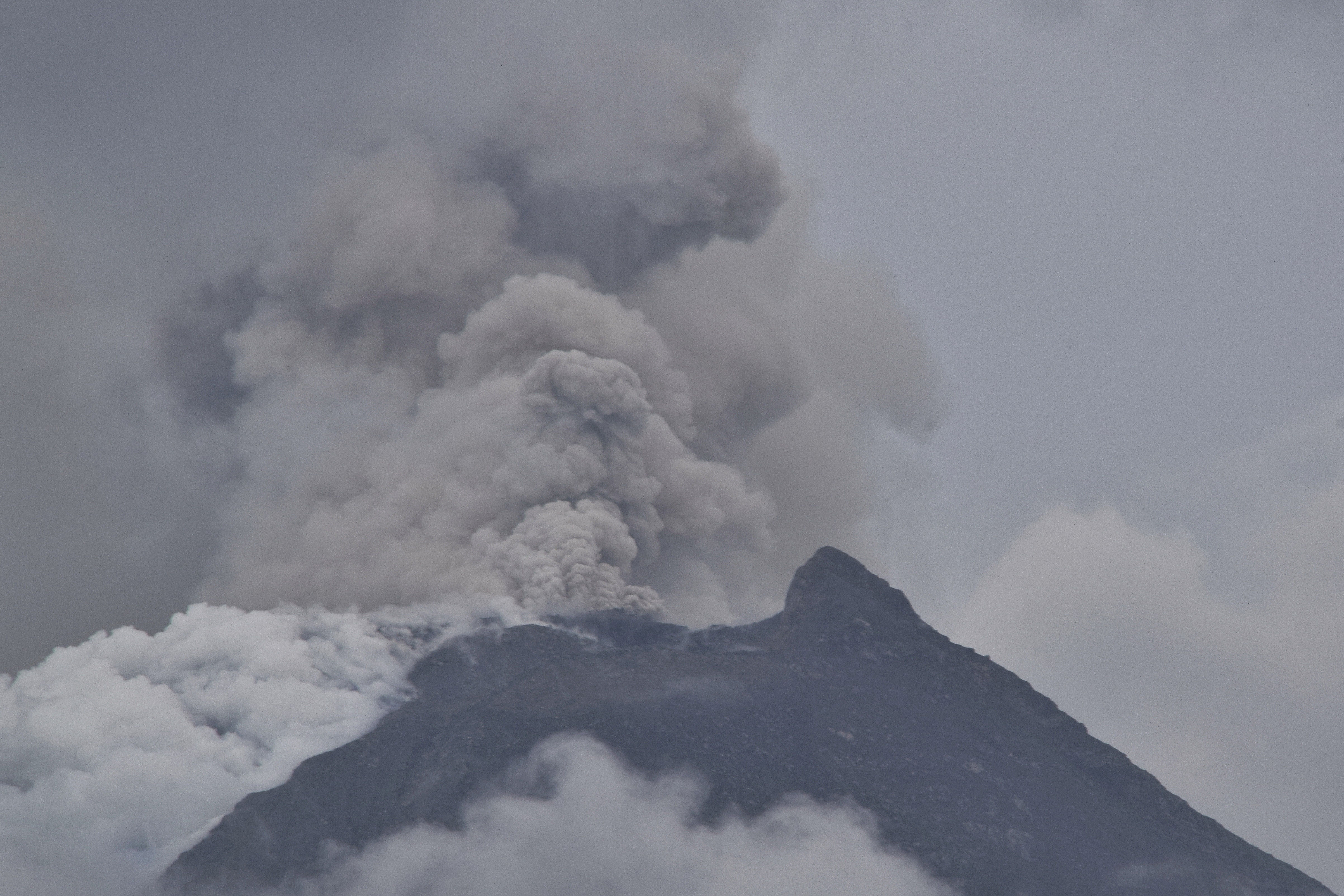 ▲▼勒沃托比拉基拉基火山（Mount Lewotobi Laki-Laki）1月就曾噴發。（圖／達志影像／美聯社）