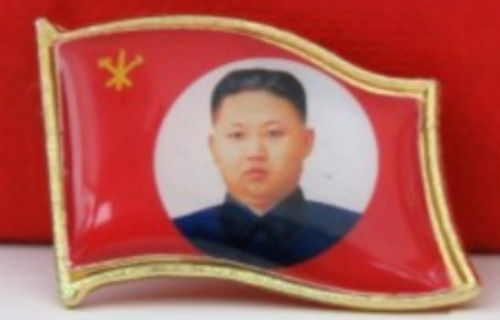 ▲▼金正恩上任之初，北韓曾推出單獨繪有金正恩一人的胸章，不過並未強制要求居民或官員配戴。（圖／翻攝自韓網）