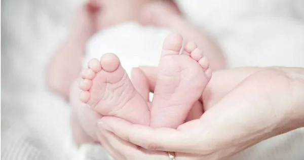 發現「胎便」未及時剖腹…新生兒死亡判賠1400萬　名醫怒：真的太扯