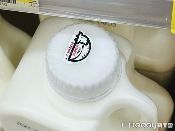▲新款鮮乳標章新增「台灣鮮乳」字樣，舊版流通至今天。（圖／記者楊惠琪攝）