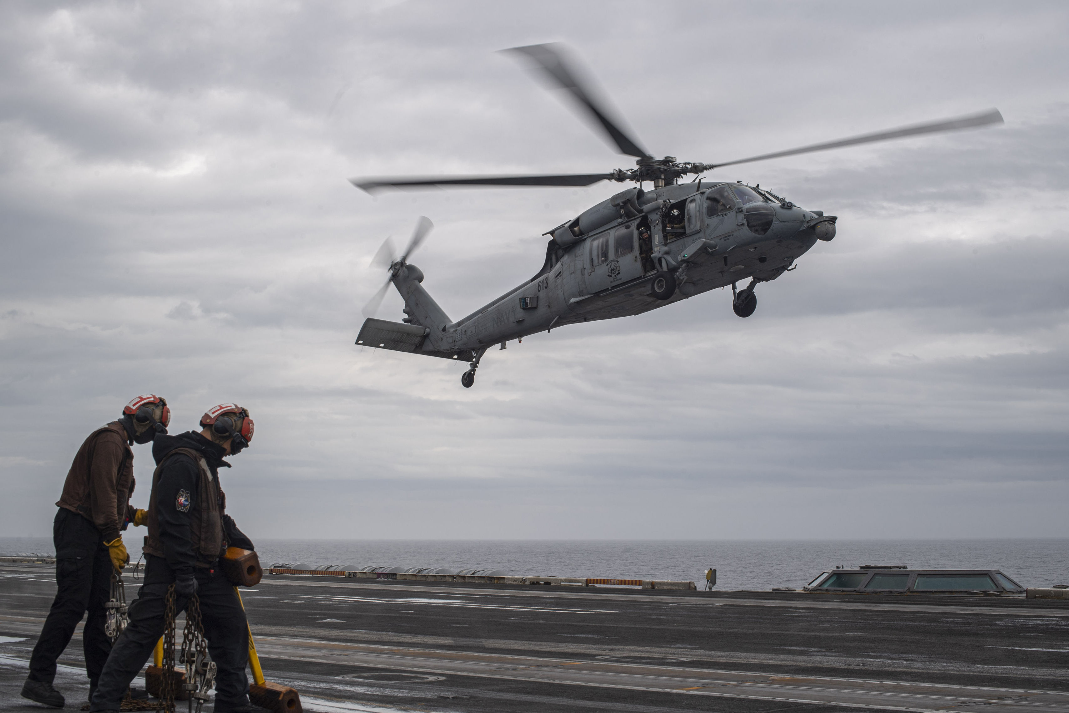 ▲▼美日韓舉行「自由刀刃」（Freedom Edge）軍演美國航空母艦「羅斯福號」（USS Theodore Roosevelt）一架直升機。（圖／達志影像／美聯社）
