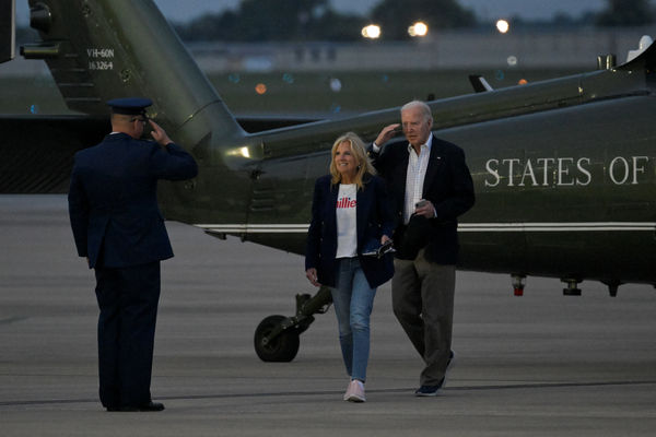▲▼美國總統拜登和美國第一夫人吉兒拜登抵達位於德拉瓦州的紐卡斯爾的空軍國民警衛隊基地。（圖／路透）