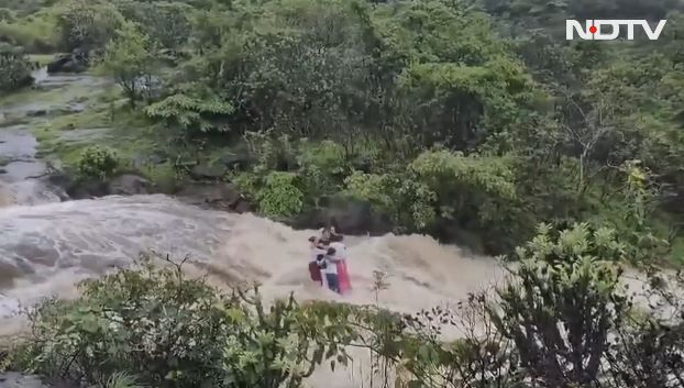 ▲▼印度「1家7口抱一團」被河水沖走！。（圖／翻攝自新德里電視台）