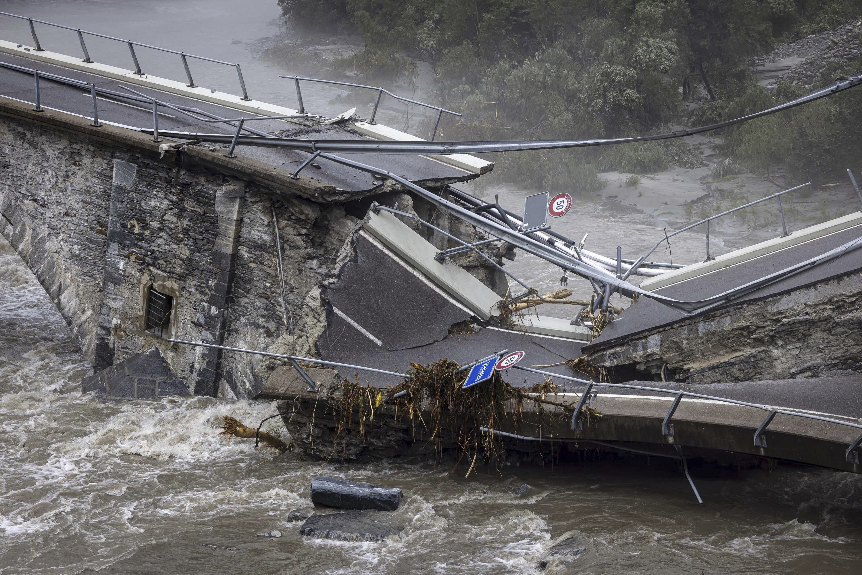 ▲▼ 瑞士馬基亞山谷（Maggia Valley）的Visletto當地橋梁被風暴摧毀。（圖／達志影像／美聯社）