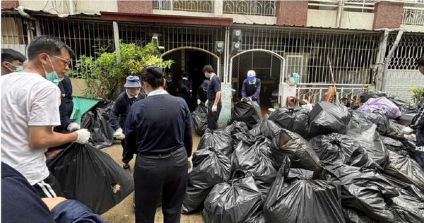 台南市北區力行里一處民宅堆滿廢棄物，嚴重阻礙老夫妻的救護行動，區公所招集近百名志工，共清出多達20公噸的垃圾。（圖／報系資料照）