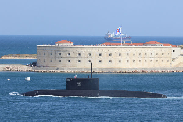 ▲▼俄羅斯海軍基洛級（Kilo-class）潛艇「科爾皮諾」（Kolpino）在克里米亞黑海港口的海軍日閱兵中航行。（圖／路透）