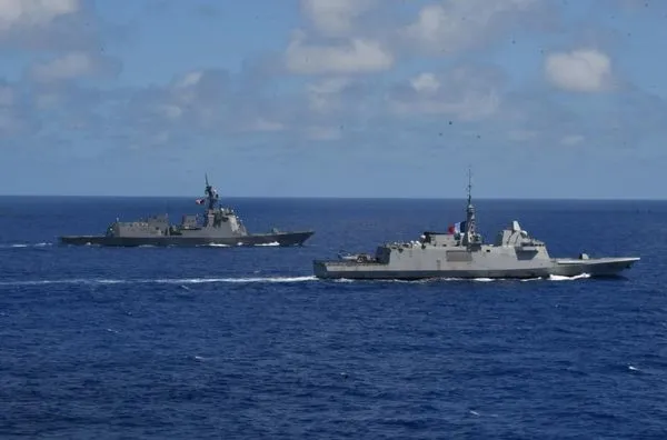 ▲▼神盾艦「羽黑號」（左）,法國海軍歐洲多用途巡防艦「布列塔尼號」（右）（Bretagne）。（圖／日本海上自衛隊）