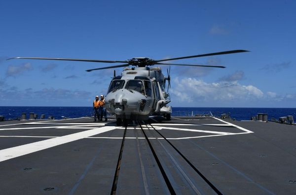 ▲▼法國海軍直升機降落神盾艦「羽黑號」。（圖／日本海上自衛隊）