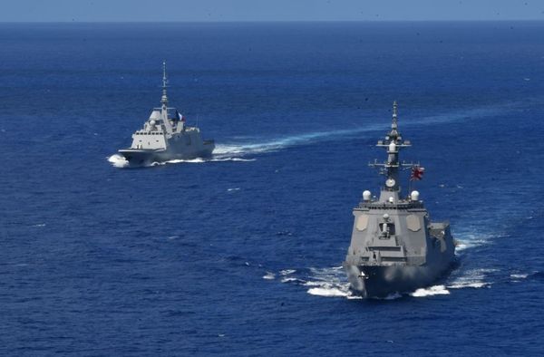 ▲▼神盾艦「羽黑號」（右）,法國海軍歐洲多用途巡防艦「布列塔尼號」（左）（Bretagne）。（圖／日本海上自衛隊）