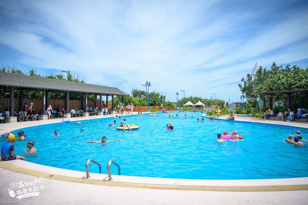 ▲▼台中最夯玩水景點「大安濱海樂園」，佔地17公頃的大安海水浴場，可以免費玩水。（圖／部落客滿分的旅遊札記授權提供，勿擅自翻攝）