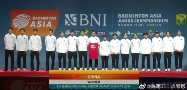 ▲中國隊帶著張志傑隊服上台領獎。（圖／翻攝自微博／陳雨菲二點零版）
