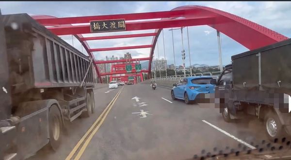 ▲▼一輛藍色轎車在關渡橋上大迴轉，             。（圖／翻攝自臉書細說淡水）