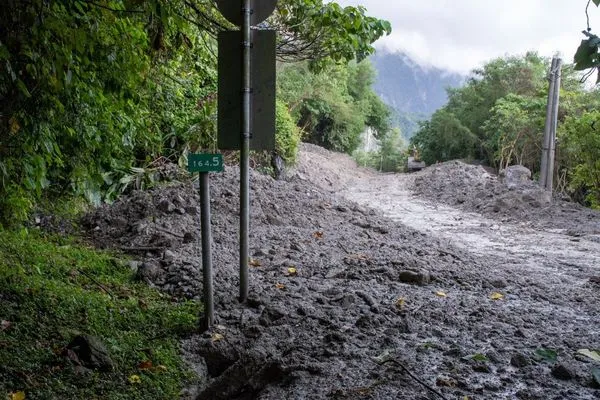 花蓮連日豪大雨，台9線164.5k土石流造成道路阻斷。（圖／交通部提供）