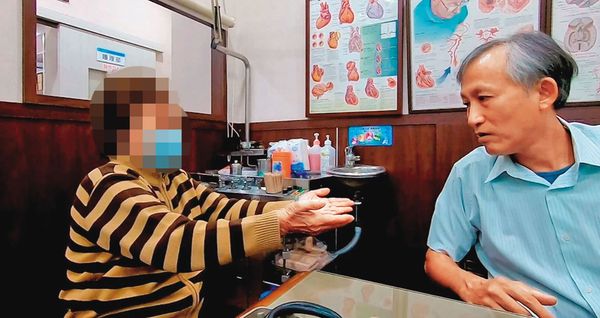 許多長者或中風患者透過口耳相傳，會遠赴六順診所給王新民（右）看診。（翻攝六順診所官網）