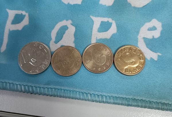 媽媽倒零錢聽出聲音不對，才發現裡面有假的塑膠硬幣。（圖／翻攝自Facebook／爆廢公社）