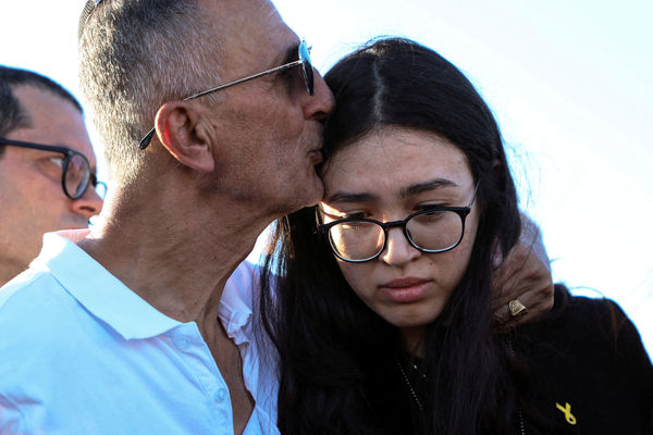 ▲▼以色列25歲女大生阿加瑪尼（Noa Argamani）與父親出席母親利奧拉（Liora Argamani）的葬禮。（圖／路透）