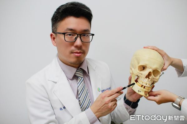 中國醫藥大學附設醫院牙醫部口腔顎面外科醫師施皓。（圖／院方提供）