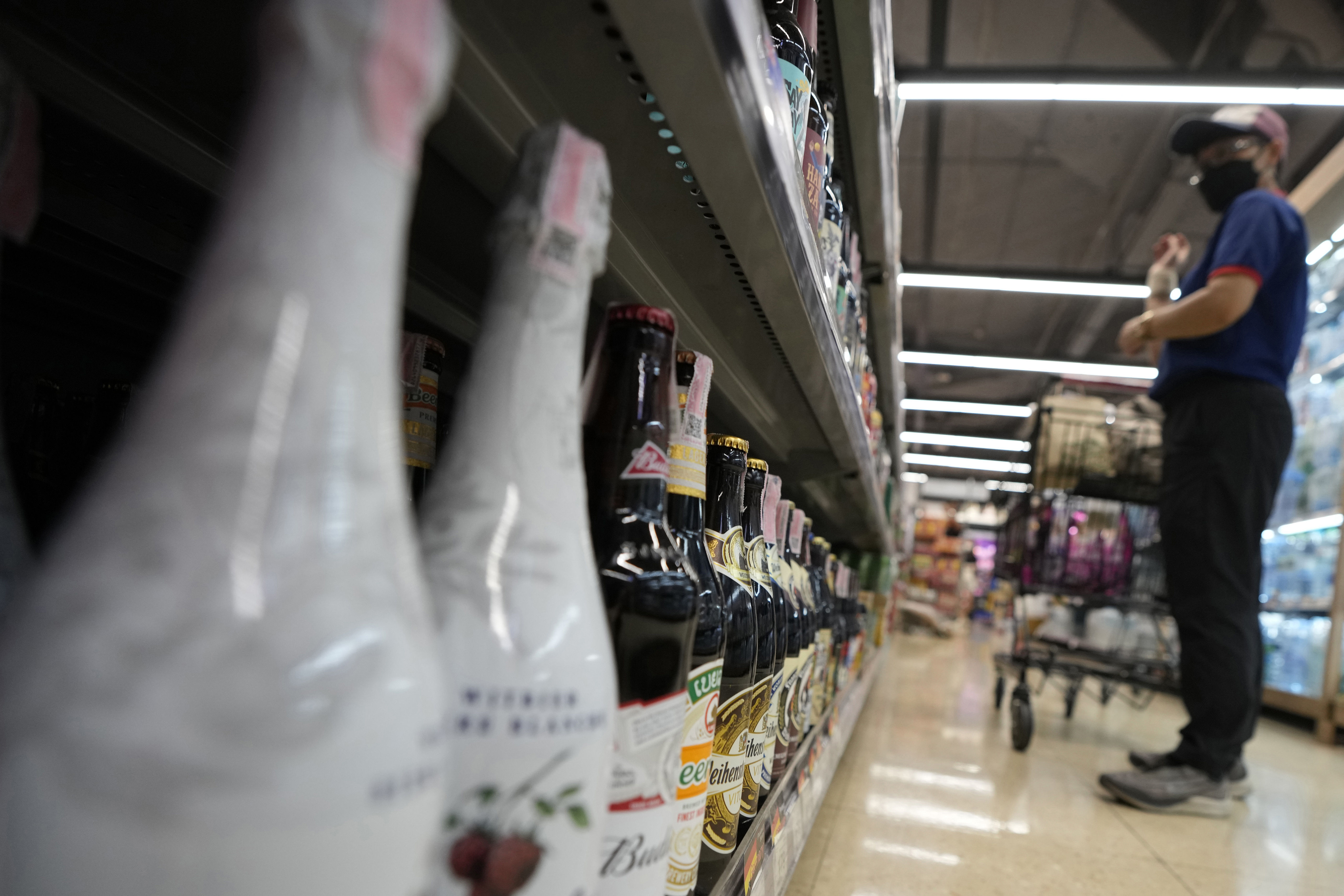 ▲▼ 泰國目前每天下午2時至5時禁止銷售酒類，圖為曼谷一間超市。（圖／達志影像／美聯社）