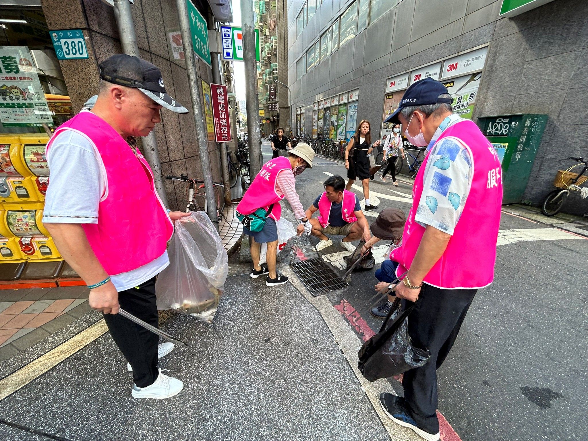 ▲新北偵水志工隊無私奉獻 侯友宜表揚防汛有功人員。（圖／新北市水利局提供）