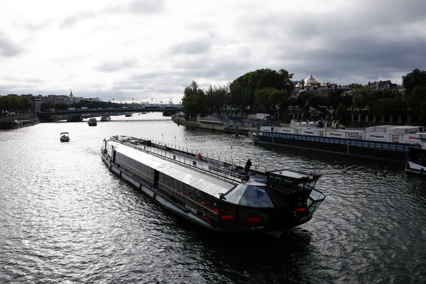 ▲▼巴黎奧運開幕式，船隻在塞納河（Seine river）進行遊行彩排。（圖／路透）