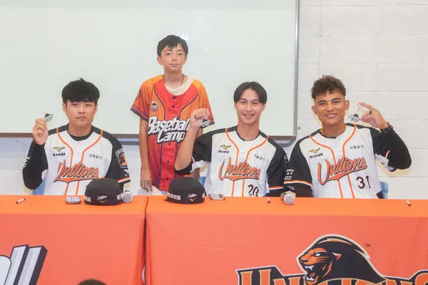 ▲林佳緯、林岱安及許哲晏參與統一獅棒球夏令營「球星會客室」             。（圖／統一獅提供）