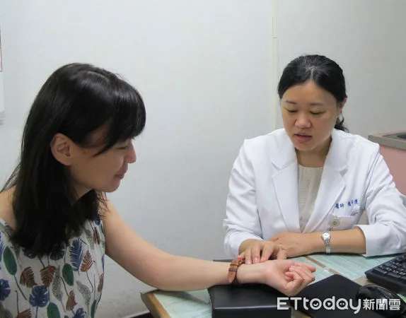▲衛福部南投醫院中醫科醫師賴卉蓮看診情形。（圖／衛福部南投醫院提供）