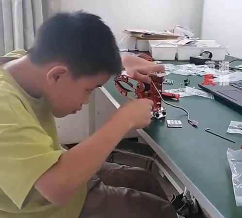 ▲▼10歲男孩自學電機工程賺了1萬多元。（圖／翻攝自微博／瀟湘晨報）