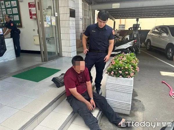 ▲男子吃麵包食物過敏虛弱的爬進派出所救助。（圖／大園警分局提供）