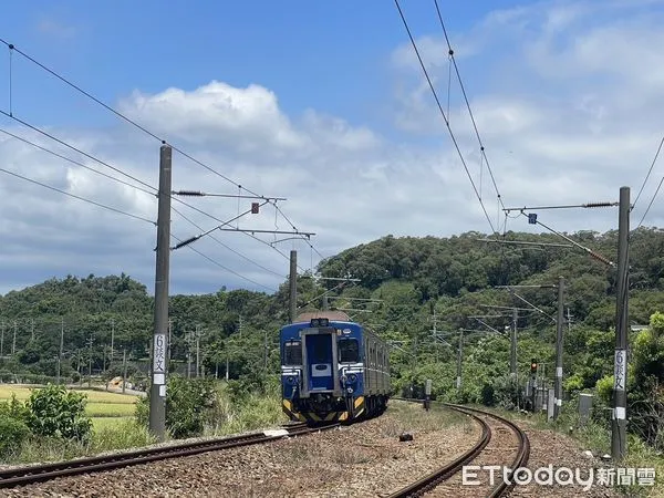 ▲台鐵談文車站南側發生路人闖入遭輾斃事故，警方正封鎖現場調查原因中。（圖／記者楊永盛翻攝）