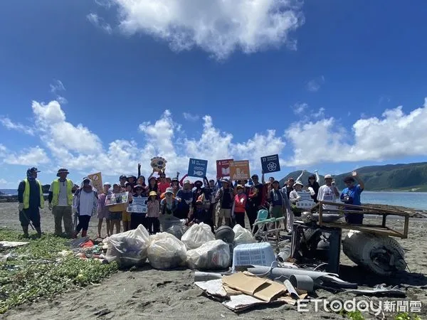 ▲台東縣政府4日結合海歸工作坊在蘭嶼鄉東清灣舉辦「守護藍與美」淨灘活動。（圖／記者楊漢聲翻攝）