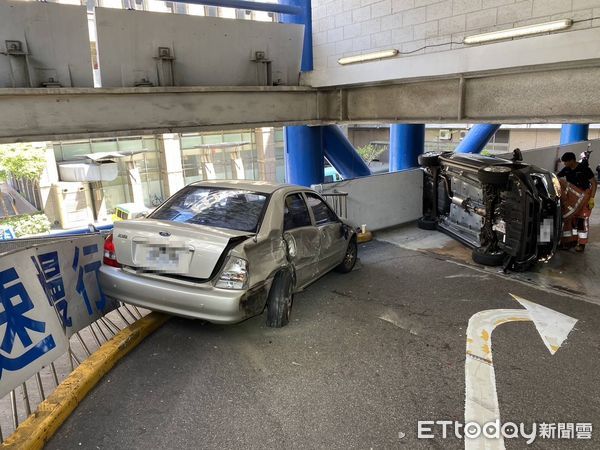 ▲新竹巨城購物中心停車塔下午發生轎車碰撞事故，2名駕駛一度受困。（圖／記者楊永盛翻攝）