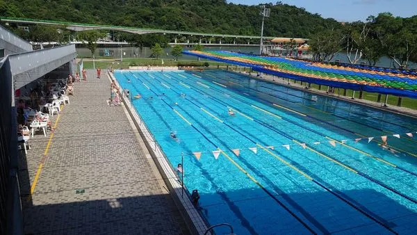 北市大湖公園室外泳池驚傳遭人倒油，館方日前得知後緊急關閉泳池。（翻攝自大湖公園游泳池臉書）