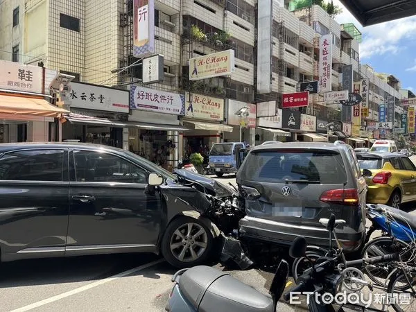 ▲▼台中婦人中午追撞併排臨停的汽車，車主無奈收到300元罰單。（圖／民眾提供，下同）