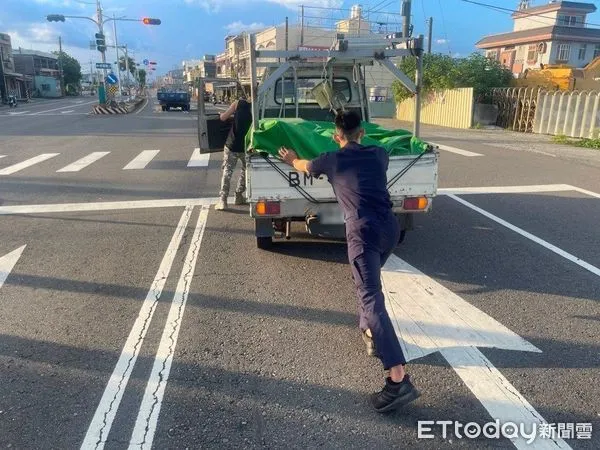 ▲東港警分局新園分駐所警員簡政弘、李為誠協助排除故障車輛            。（圖／記者陳崑福翻攝）