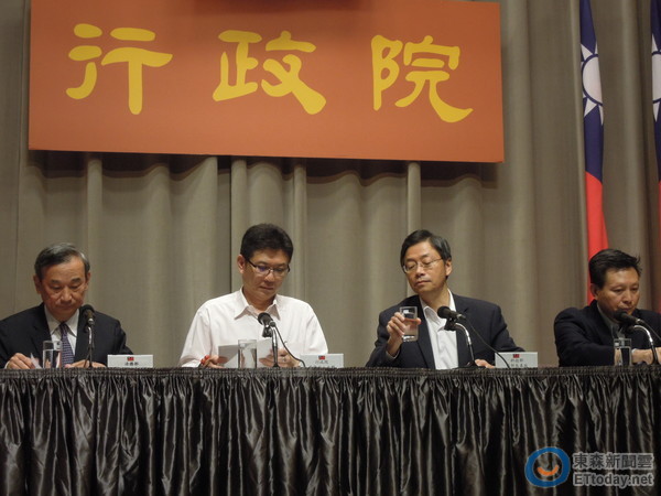 法務部次長陳明堂（左一）16日說明通保法修正重點。（圖／記者賴于榛攝）