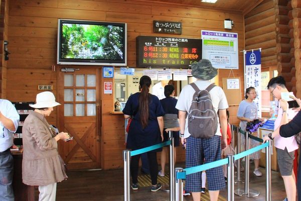 ▲▼嵐山小火車原本就是我的口袋名單，之前帶小櫻桃到嵐山旅遊的時候，因為沒有提早預約所以沒有搭到，這次算是意外的收獲！。（圖／部落客飛天璇的口袋授權提供，勿擅自翻攝）