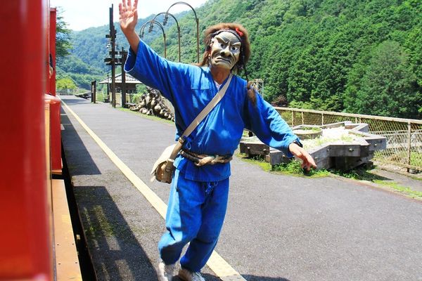 ▲▼嵐山小火車原本就是我的口袋名單，之前帶小櫻桃到嵐山旅遊的時候，因為沒有提早預約所以沒有搭到，這次算是意外的收獲！。（圖／部落客飛天璇的口袋授權提供，勿擅自翻攝）