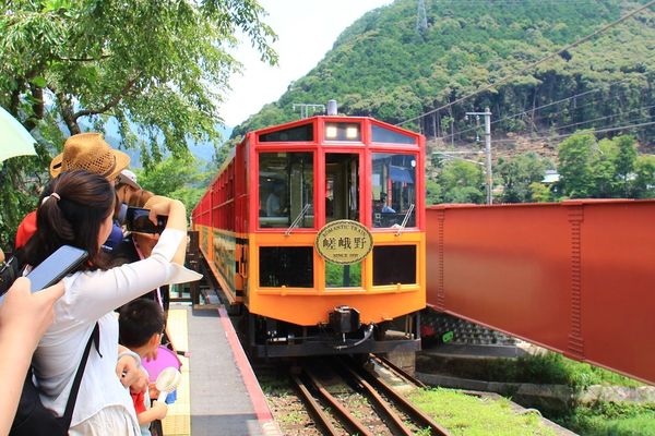 ▲▼嵐山小火車原本就是我的口袋名單，之前帶小櫻桃到嵐山旅遊的時候，因為沒有提早預約所以沒有搭到，這次算是意外的收獲！。（圖／部落客飛天璇的口袋授權提供，勿擅自翻攝）