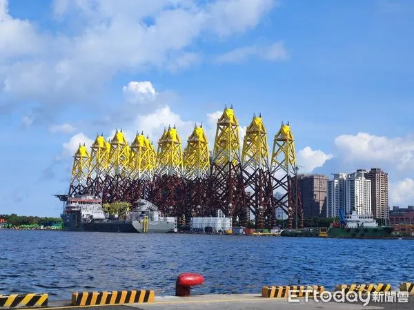 ▲套筒式水下基礎儲放於安平港。（圖／港務公司提供）