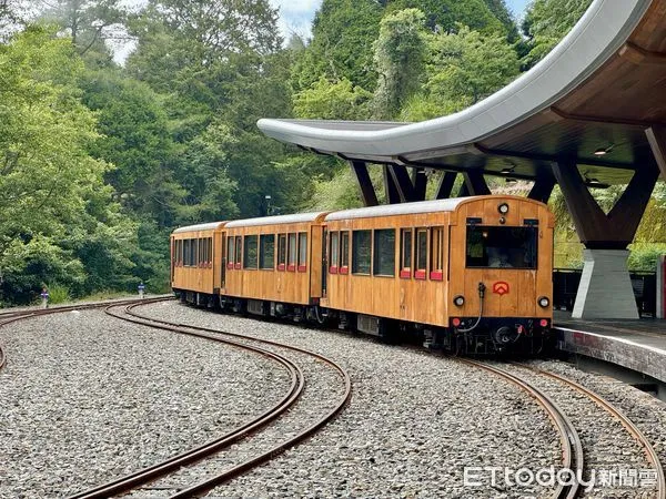 ▲阿里山42號隧道,雄獅旅遊國旅暨入境總經理王岳聰,福森號列車長黃忠理,福森號。（圖／記者彭懷玉攝）